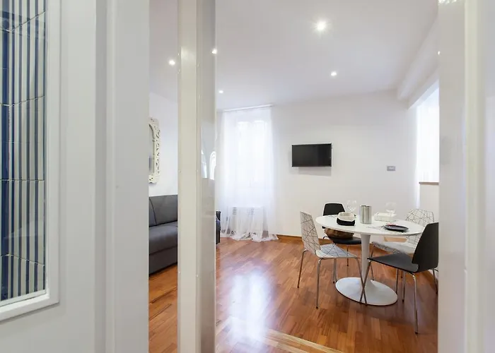 Urbana Lodge, Monti * רומא