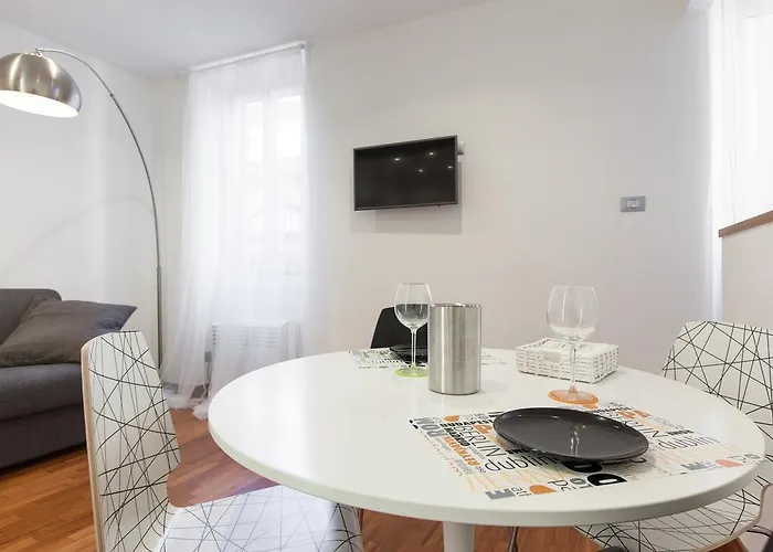Urbana Lodge, Monti
